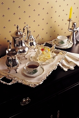 포토 JPG 접시 시설물 건축 커피 음료 음식 벽 생활용품 초 벽지 주전자 주방용품 디저트 잔 쟁반 실내 사람없음 장식 인테리어 케이크 커피잔 찻잔 찻주전자 컵받침 오브젝트 촛대 식기그릇 국내포토 그릇 식기 건축물 디자인 내부 받침대 파일형식