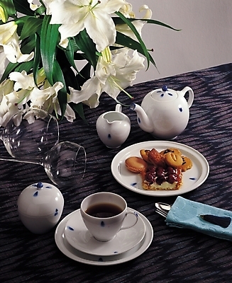 포토 JPG 식물 그릇 식기 접시 웰빙 꽃 음료 음식 포크 와인잔 탁자 주전자 디저트 잔 실내 사람없음 장식 컵 인테리어 과자 숟가락 꽃병 차 백합 찻잔 상차림 찻주전자 컵받침 오브젝트 냅킨 다과 다과상 국내포토 디자인 가구 술잔 주방용품 수저 내부 받침대 파일형식