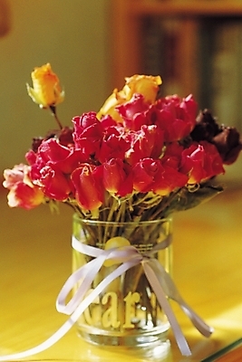 포토 JPG 식물 꽃 리본 컬러 여러송이 실내 사람없음 아웃포커스 장식 컵 빨간색 인테리어 장미 꽃병 꽃꽂이 오브젝트 드라이플라워 국내포토 식기 디자인 다수 촬영기법 내부 원예 파일형식