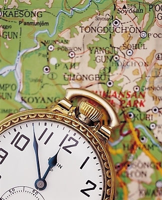 포토 JPG 잡화 나라 시계 외국문화 여행 생활용품 세계지도 지도 근접촬영 사람없음 아웃포커스 장식 인테리어 숫자 오브젝트 분침 시침 12시 국내포토 문자 디자인 문화 뷰포인트 촬영기법 세계 시간 파일형식