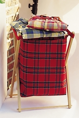 포토 JPG 시설물 옷 건축 셔츠 상의 와이셔츠 실내 그림자 사람없음 장식 인테리어 오브젝트 체크무늬 빨래바구니 빨래통 옷바구니 국내포토 건축물 디자인 무늬 내부 바구니 빨래 파일형식