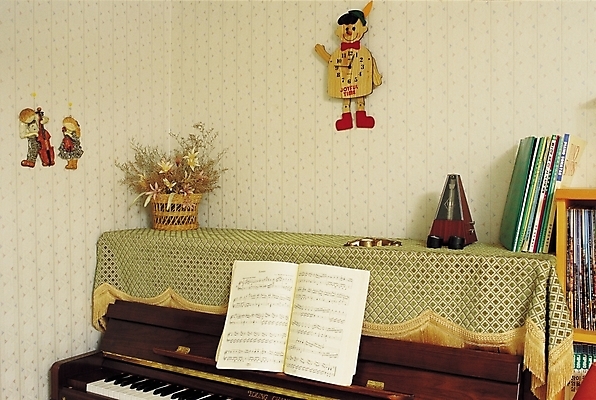 포토 JPG 악기 음악 인형 벽 시계 책장 실내 사람없음 장식 책 인테리어 바구니 방 건반 피아노 건반악기 악보 꽃바구니 메트로놈 국내포토 디자인 꽃 가구 문화예술 내부 파일형식