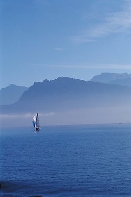 포토 JPG 주간 구름 교통수단 바다 섬 수상교통 요트 자연 하늘 산 풍경 사람없음 야외 안개 한척 돛단배 산등성이 국내포토 자연요소 1 교통 배_교통 날씨 생태계 파일형식