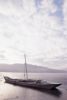 포토 JPG 주간 구름 교통수단 바다 섬 수상교통 자연 하늘 산 풍경 사람없음 야외 돛대 나무배 선박 국내포토 자연요소 교통 배_교통 생태계 파일형식