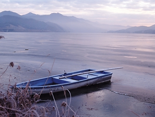 포토 JPG 주간 식물 구름 교통수단 바다 섬 수상교통 자연 하늘 산 풍경 사람없음 야외 안개 한척 나룻배 노 선박 국내포토 자연요소 1 교통 배_교통 날씨 생태계 파일형식