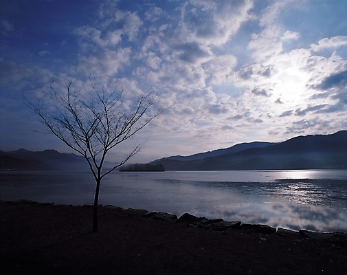 포토 JPG 주간 나무 식물 구름 실루엣 호수 바다 섬 자연 하늘 산 풍경 사람없음 야외 강 햇빛 어둠 국내포토 자연요소 촬영기법 태양 생태계 파일형식