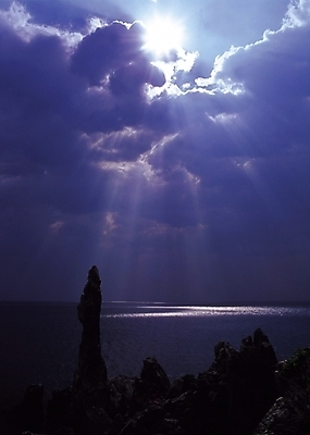 포토 JPG 주간 구름 바다 자연 하늘 풍경 사람없음 야외 햇빛 어둠 돌_바위 바위 암벽 국내포토 자연요소 태양 생태계 파일형식