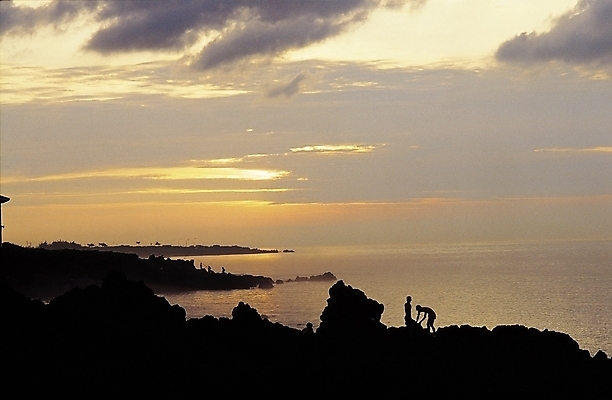 포토 JPG 구름 실루엣 바다 섬 자연현상 자연 하늘 풍경 여러명 야외 노을 일몰 돌_바위 바위 저녁 국내포토 자연요소 다수 촬영기법 사람 야간 생태계 파일형식