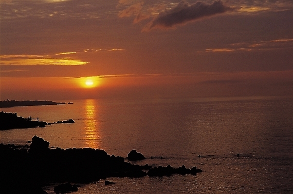 포토 JPG 구름 바다 섬 자연현상 자연 하늘 풍경 사람없음 야외 태양 일출 노을 어둠 일몰 돌_바위 바위 저녁 암초 국내포토 자연요소 야간 생태계 파일형식