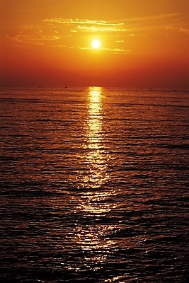 포토 JPG 구름 바다 자연현상 자연 하늘 풍경 사람없음 야외 햇빛 태양 일출 노을 어둠 일몰 저녁 국내포토 자연요소 야간 생태계 파일형식