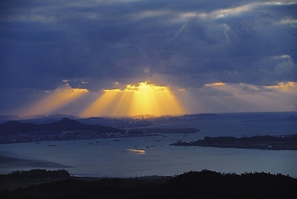 포토 JPG 구름 바다 섬 자연현상 자연 하늘 풍경 사람없음 야외 햇빛 일출 어둠 일몰 저녁 국내포토 자연요소 태양 노을 야간 생태계 파일형식