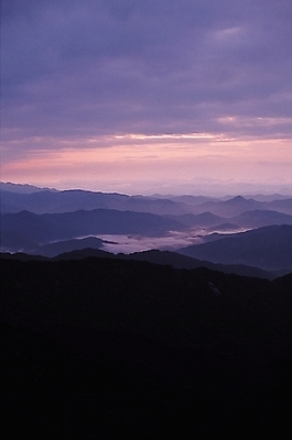 포토 JPG 구름 자연현상 자연 하늘 산 풍경 사람없음 야외 노을 어둠 일몰 저녁 산등성이 국내포토 자연요소 야간 생태계 파일형식