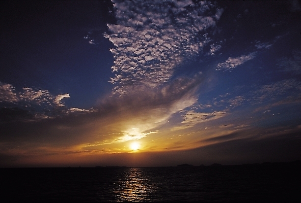 포토 JPG 구름 바다 자연현상 자연 하늘 풍경 사람없음 야외 태양 일출 노을 어둠 일몰 저녁 국내포토 자연요소 야간 생태계 파일형식