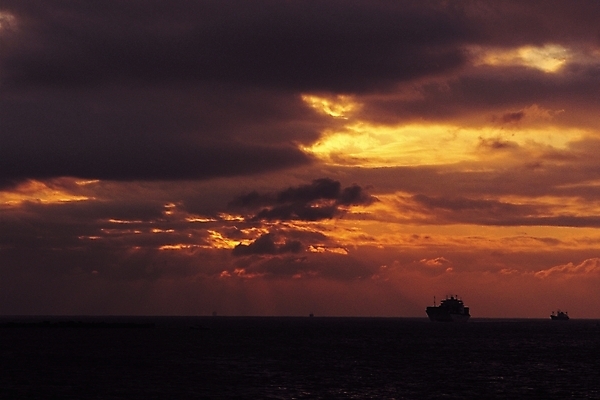 포토 JPG 구름 교통수단 바다 수상교통 자연현상 자연 하늘 풍경 사람없음 야외 일출 노을 어둠 일몰 저녁 유람선 선박 국내포토 자연요소 교통 배_교통 야간 생태계 파일형식