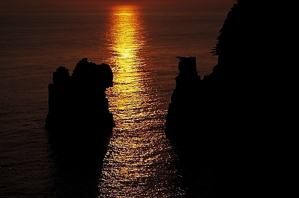포토 JPG 실루엣 바다 섬 자연현상 자연 하늘 풍경 사람없음 야외 일출 노을 어둠 일몰 돌_바위 바위 저녁 암초 국내포토 자연요소 촬영기법 야간 생태계 파일형식