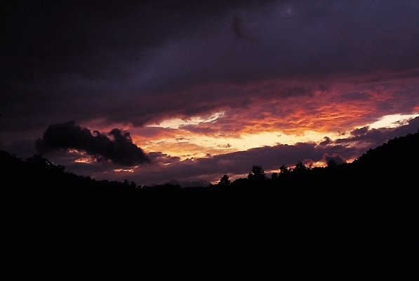 포토 JPG 구름 자연현상 자연 하늘 산 풍경 사람없음 야외 빨간색 노을 어둠 일몰 야간 저녁 언덕 국내포토 자연요소 컬러 생태계 파일형식