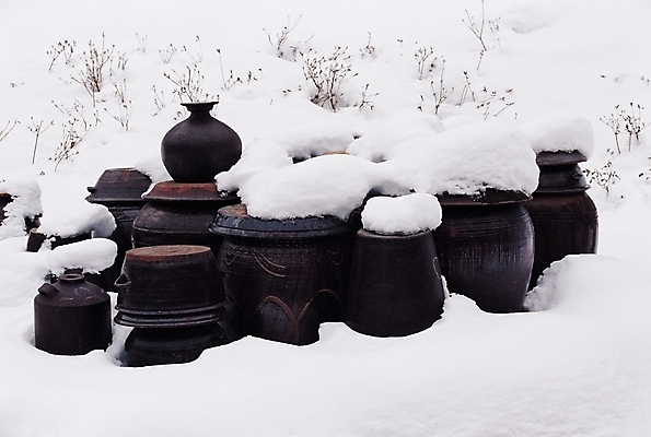 포토 JPG 주간 계절 생활용품 설경 겨울 풍경 사람없음 야외 쌓기 정원 눈 항아리 대설 국내포토 자연요소 모션 날씨 도자기 절기 오브젝트 파일형식