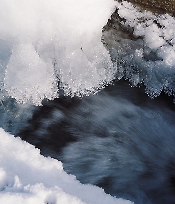 포토 JPG 계절 겨울 자연 풍경 근접촬영 사람없음 야외 물 얼음 흐름 눈 개울 급류 국내포토 자연요소 뷰포인트 컨셉 날씨 강 생태계 파일형식