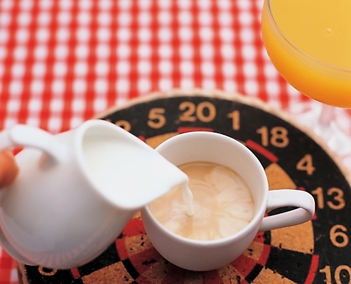 포토 JPG 커피 음식 백그라운드 실내 근접촬영 사람없음 주스 우유 오렌지주스 커피잔 다트 프림 국내포토 음료 뷰포인트 잔 유제품 내부 게임 과일주스 파일형식