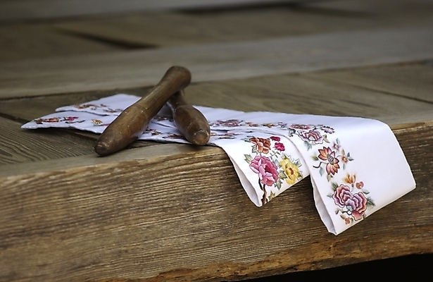 포토 JPG 한국문화 한국전통 전통 생활용품 백그라운드 사람없음 야외 목도리 방망이 마루 자수 다듬이 다듬이방망이 국내포토 동양문화 잡화 바닥 한국 오브젝트 파일형식