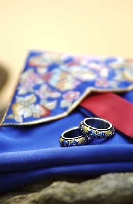 포토 JPG 주간 한국문화 한국전통 전통 잡화 백그라운드 장신구 사람없음 야외 반지 전통의상 보석 자수 은반지 국내포토 자연요소 동양문화 한국 광석 파일형식