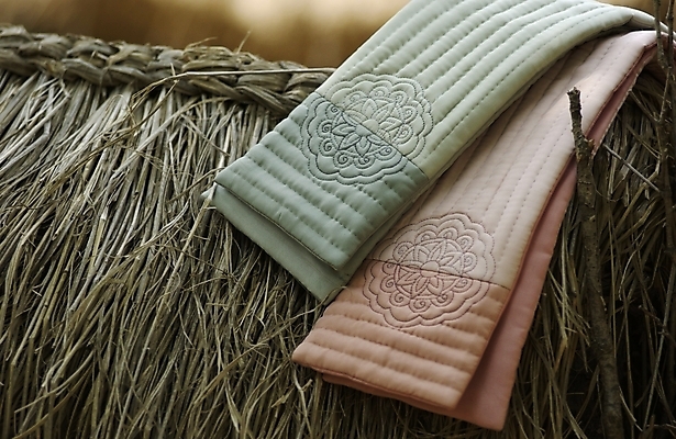 포토 JPG 주간 한국문화 한국전통 전통 문양 잡화 백그라운드 장신구 사람없음 야외 목도리 볏짚 전통의상 누빔 국내포토 자연요소 동양문화 한국 짚 파일형식