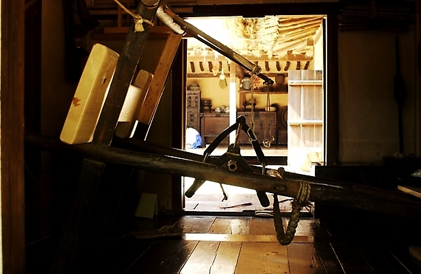 포토 JPG 주간 한국문화 한국전통 전통 생활용품 백그라운드 한옥 주택 기와 사람없음 야외 오브젝트 고가구 베틀 국내포토 자연요소 동양문화 가구 고건축 한국 건물 농기구 파일형식