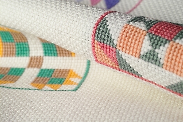 포토 JPG 스튜디오촬영 문양 패턴 도안 사람없음 직물 바늘 실 오브젝트 십자수 공단 십자수바늘 국내포토 무늬 실내 도구 파일형식