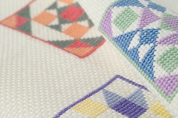 포토 JPG 스튜디오촬영 문양 패턴 도안 사람없음 직물 바늘 실 오브젝트 십자수 공단 십자수바늘 국내포토 무늬 실내 도구 파일형식