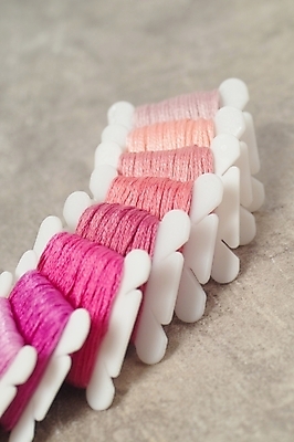 포토 JPG 스튜디오촬영 생활용품 사람없음 실 바느질도구 오브젝트 십자수 십자수바늘 보빈 국내포토 실내 실타래 파일형식