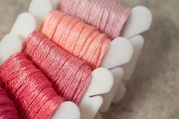 포토 JPG 스튜디오촬영 생활용품 사람없음 실 바느질도구 오브젝트 십자수 십자수바늘 보빈 국내포토 실내 실타래 파일형식