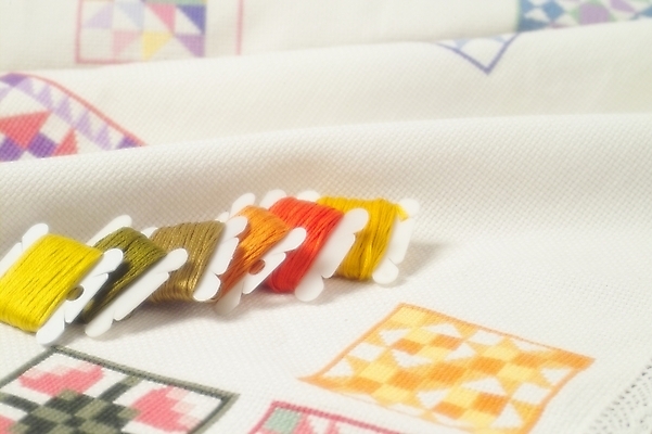 포토 JPG 스튜디오촬영 생활용품 도안 사람없음 직물 실 바느질도구 오브젝트 십자수 공단 십자수바늘 보빈 국내포토 실내 실타래 파일형식