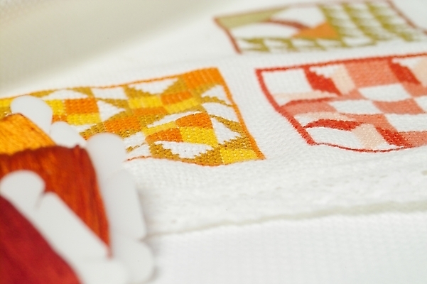 포토 JPG 스튜디오촬영 생활용품 도안 사람없음 직물 실 바느질도구 오브젝트 십자수 공단 십자수바늘 보빈 국내포토 실내 실타래 파일형식