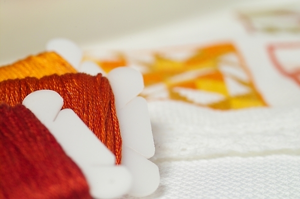 포토 JPG 스튜디오촬영 생활용품 도안 사람없음 직물 실 바느질도구 오브젝트 십자수 공단 십자수바늘 보빈 국내포토 실내 실타래 파일형식