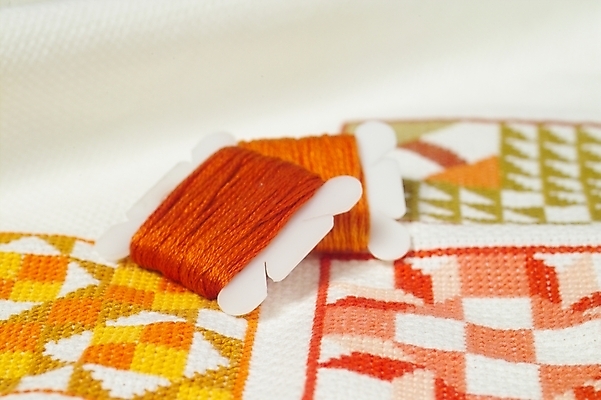 포토 JPG 스튜디오촬영 생활용품 도안 사람없음 직물 실 바느질도구 오브젝트 십자수 공단 십자수바늘 보빈 국내포토 실내 실타래 파일형식