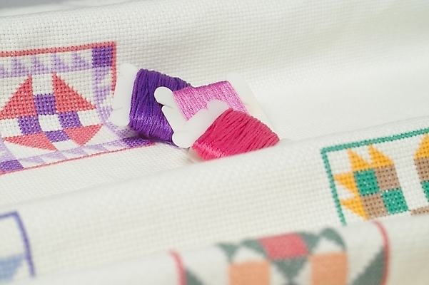 포토 JPG 스튜디오촬영 생활용품 도안 사람없음 직물 실 바느질도구 오브젝트 십자수 공단 십자수바늘 보빈 국내포토 실내 실타래 파일형식