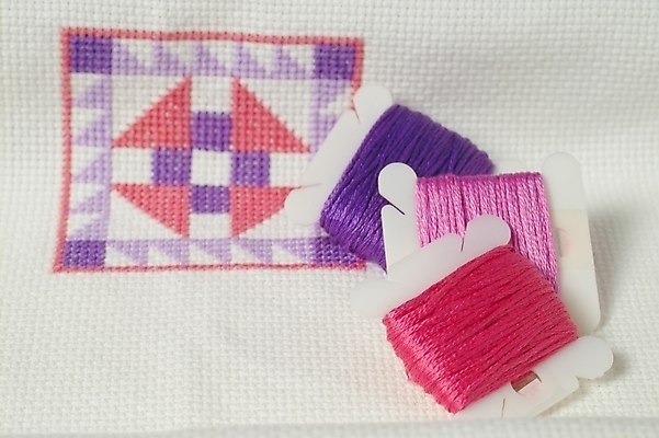 포토 JPG 스튜디오촬영 생활용품 도안 사람없음 직물 실 바느질도구 오브젝트 십자수 공단 십자수바늘 보빈 국내포토 실내 실타래 파일형식