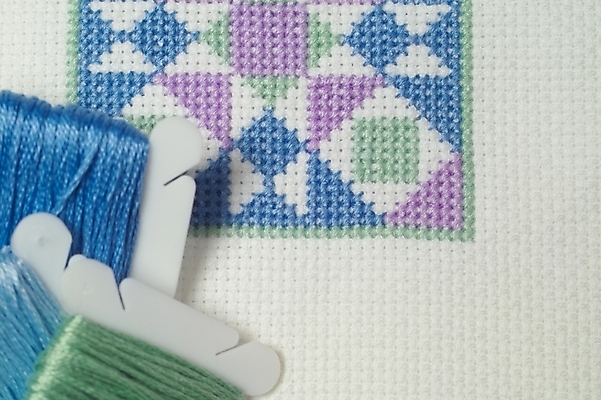 포토 JPG 스튜디오촬영 생활용품 도안 사람없음 직물 실 바느질도구 오브젝트 십자수 공단 십자수바늘 보빈 국내포토 실내 실타래 파일형식