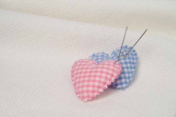 포토 JPG 스튜디오촬영 생활용품 사람없음 직물 바늘 바느질도구 바늘꽂이 오브젝트 십자수 공단 십자수바늘 국내포토 실내 도구 꽂이 파일형식