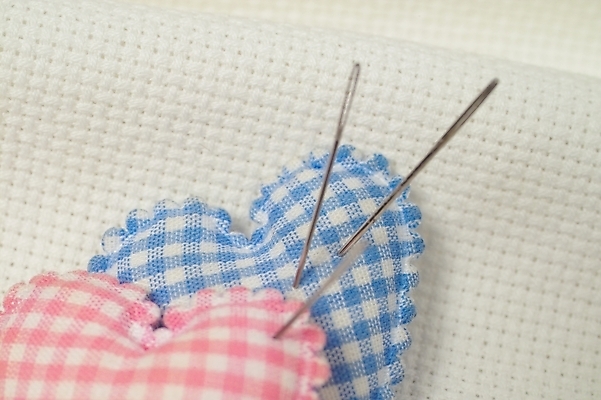 포토 JPG 스튜디오촬영 생활용품 사람없음 직물 바늘 바느질도구 바늘꽂이 오브젝트 십자수 공단 십자수바늘 국내포토 실내 도구 꽂이 파일형식