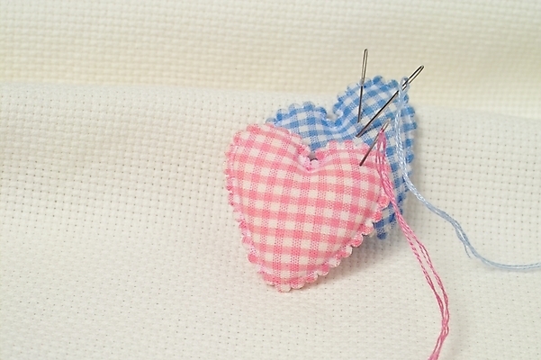 포토 JPG 스튜디오촬영 생활용품 사람없음 직물 바늘 실 바느질도구 바늘꽂이 오브젝트 십자수 공단 십자수바늘 국내포토 실내 도구 꽂이 파일형식