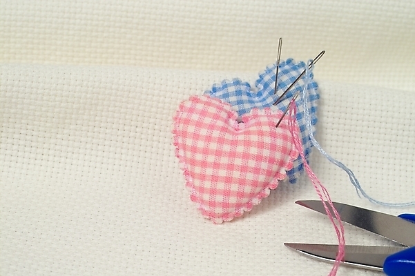 포토 JPG 스튜디오촬영 생활용품 가위 사람없음 사무용품 직물 바늘 실 바느질도구 바늘꽂이 오브젝트 십자수 공단 십자수바늘 국내포토 문구용품 실내 도구 꽂이 파일형식