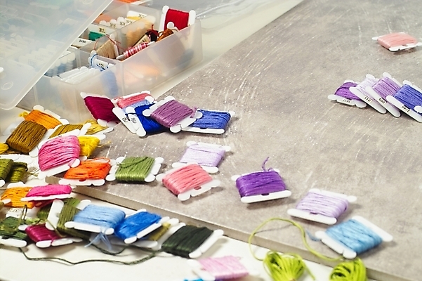 포토 JPG 스튜디오촬영 생활용품 사람없음 바늘 실 바느질도구 오브젝트 보관함 실타래 십자수 십자수바늘 보빈 국내포토 실내 도구 파일형식