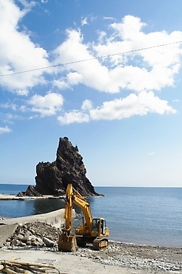 포토 JPG 주간 나무 구름 바다 섬 백그라운드 자연 하늘 풍경 사람없음 야외 중장비 포크레인 통나무 울릉도 태풍 거북바위 복구 선박 국내포토 자연요소 식물 수상교통 바위_돌 산업장비 자연재해 경상북도 생태계 파일형식