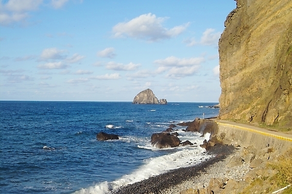 포토 JPG 주간 파도 바다 섬 백그라운드 자연 하늘 풍경 사람없음 야외 절벽 돌_바위 조약돌 바위 울릉도 공암 국내포토 자연요소 암석 경상북도 생태계 파일형식