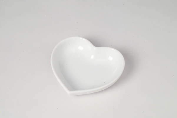 포토 JPG 스튜디오촬영 그릇 접시 생활용품 사람없음 하트 도자기 하트접시 국내포토 모양 식기 실내 오브젝트 파일형식