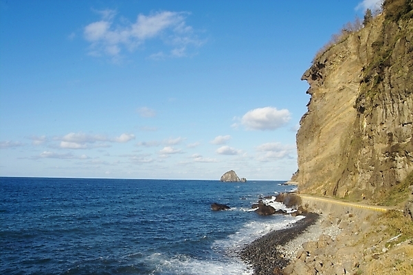 포토 JPG 주간 파도 바다 섬 배경화면 백그라운드 자연 하늘 풍경 사람없음 야외 절벽 돌_바위 조약돌 바위 울릉도 공암 국내포토 자연요소 암석 경상북도 생태계 파일형식