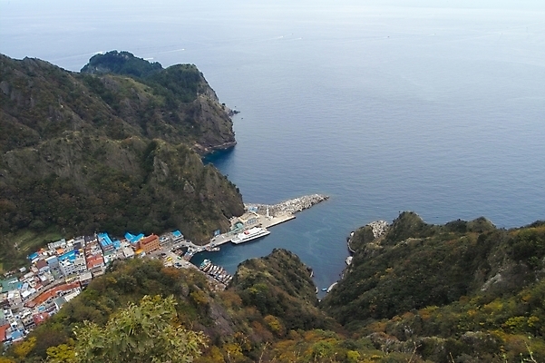 포토 JPG 주간 시설물 건축물 현대건축 건축 파도 바다 로우앵글 섬 백그라운드 자연 하늘 주택 풍경 사람없음 야외 건물 마을 항구 돌_바위 바위 울릉도 도동항 국내포토 자연요소 뷰포인트 교통시설 경상북도 생태계 파일형식