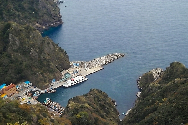 포토 JPG 주간 시설물 현대건축 건축 파도 바다 로우앵글 섬 백그라운드 자연 하늘 주택 풍경 사람없음 야외 마을 항구 돌_바위 바위 울릉도 도동항 선박 국내포토 자연요소 건축물 뷰포인트 수상교통 교통시설 건물 경상북도 생태계 파일형식