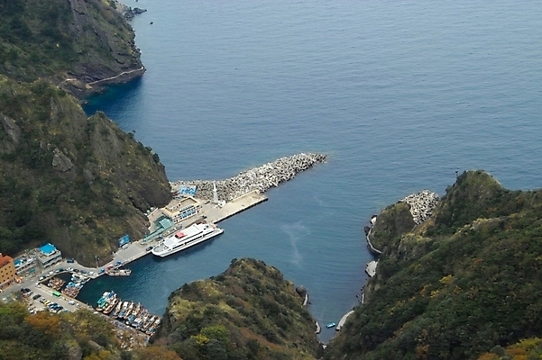 포토 JPG 주간 시설물 현대건축 건축 파도 바다 로우앵글 섬 백그라운드 자연 하늘 주택 풍경 사람없음 야외 마을 항구 돌_바위 바위 울릉도 도동항 선박 국내포토 자연요소 건축물 뷰포인트 수상교통 교통시설 건물 경상북도 생태계 파일형식